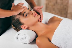 Massage facial japonais, douvaine, source de bien être