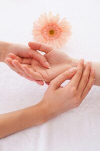 Massage californien, douaine, source de bien être