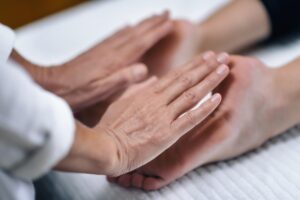 Massage intuitif énergétique, douvaine, source de bien-être